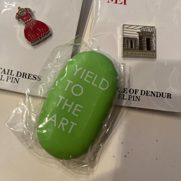 Metropolitan Museum of Art‎ Pins and Eraser (new) (w/a/x) - Picture 4 of 13